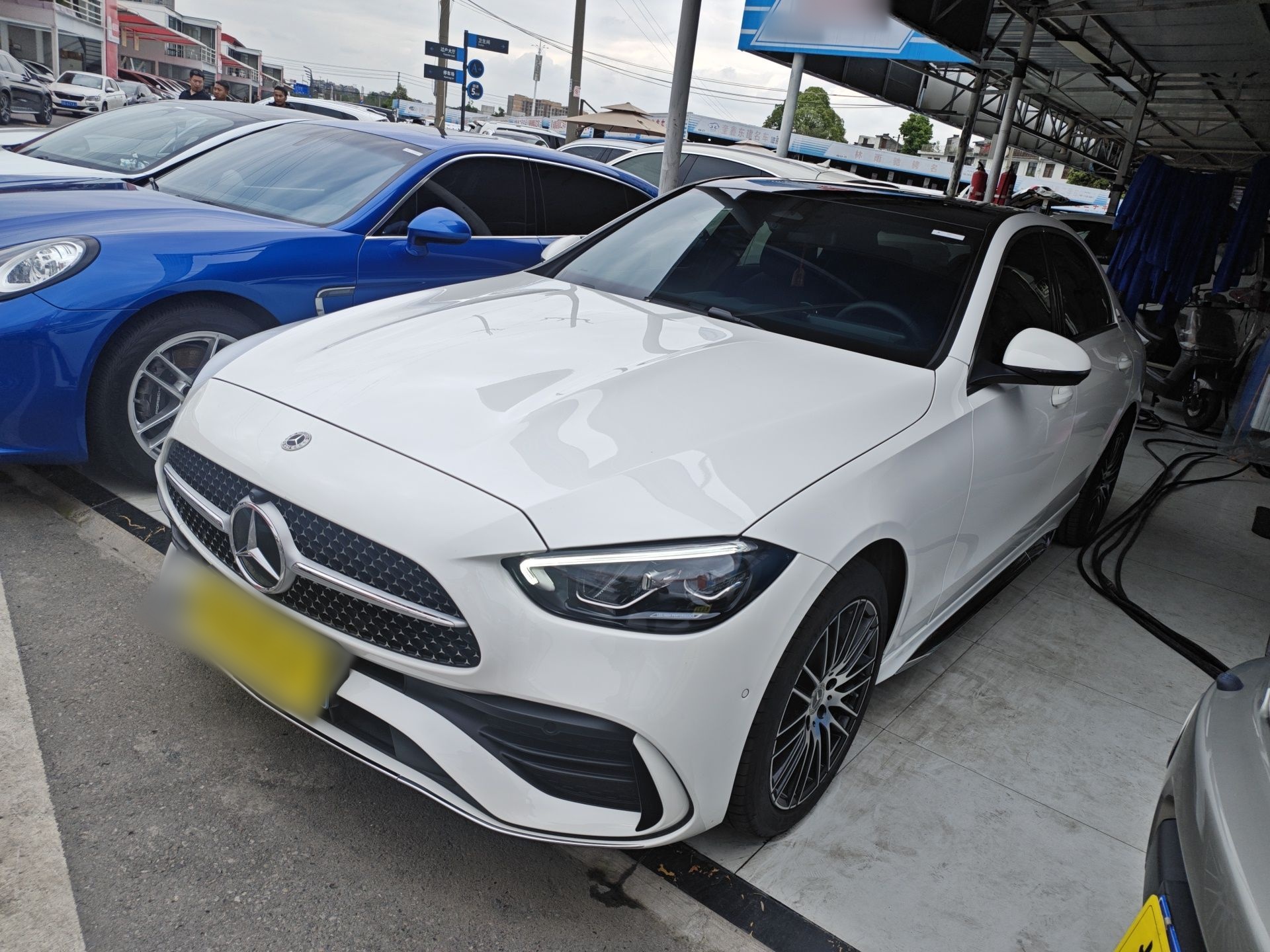 Под передней частью автомобиля