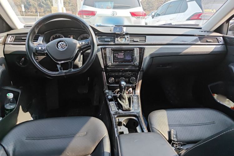 Used Volkswagen Passat 2016 330TSI DSG Prestige Edition Center Console