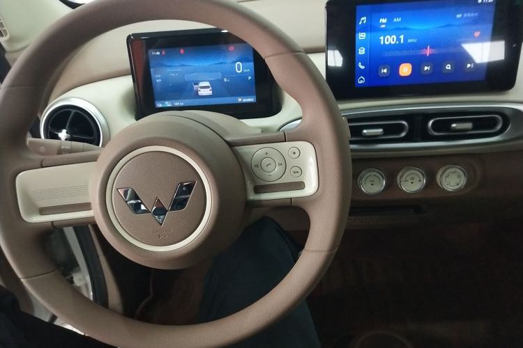 Used Wuling Hongguang MINIEV 2025 Four-Door Version Zhenxiang+ Edition Center Console