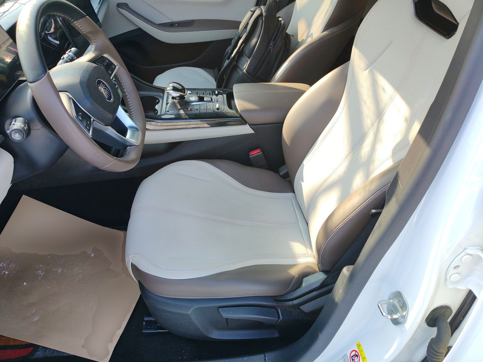 المقاعد الأمامية داخل السيارة