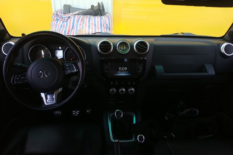 Used BAIC Off-Road BJ40 2016 40L 2.0T Manual All-Wheel Drive Prestige Edition Center Console