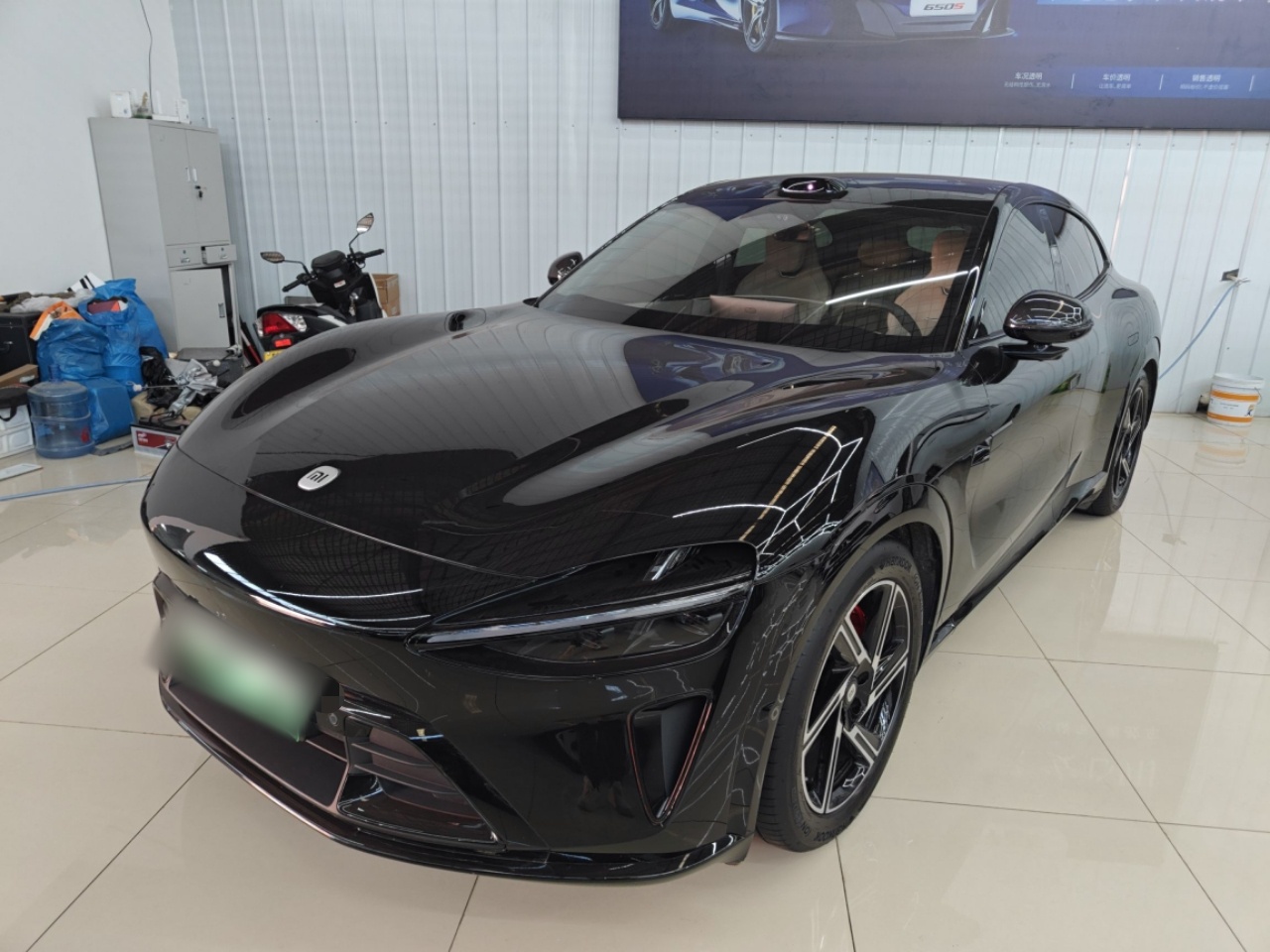 تحت مقدمة السيارة