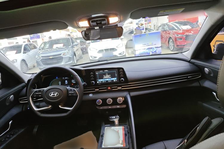 Used Hyundai Elantra 2023 1.5L CVT GLX Elite Edition Center Console