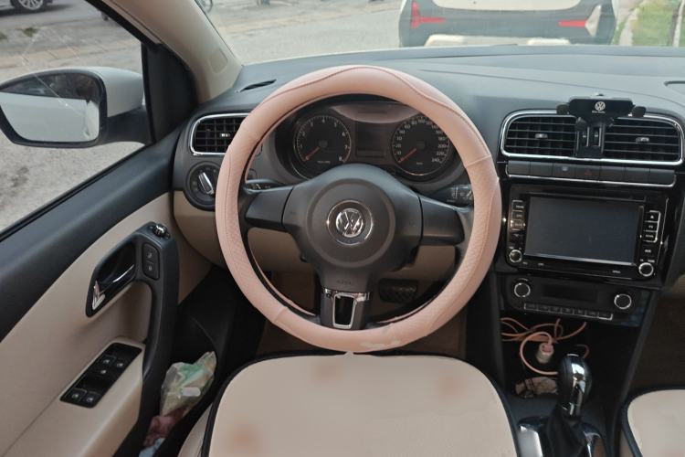 Used Volkswagen Polo 2013 1.6L Automatic Luxury Edition Steering Wheel