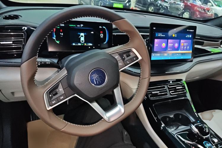 Used BYD Qin PLUS 2024 HONOR Edition DM-i 55KM Leading Model Center Console