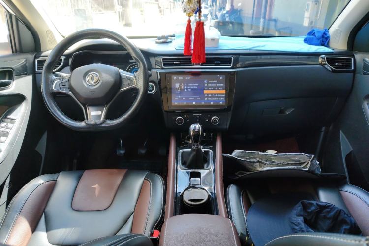 Used Dongfeng Fengon 580 2016 1.5T Manual Luxury Edition Center Console