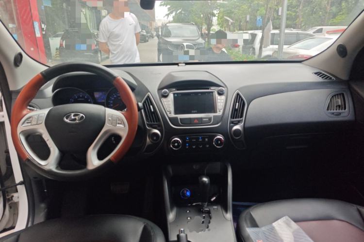 Used Hyundai ix35 2015 2.0L Automatic 2WD Comfort Edition China V Standard Center Console