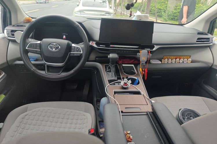 Used Toyota SIENNA 2023 2.5L Hybrid Comfort Edition Center Console