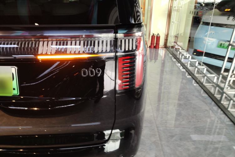 Used Zeekr 009 2024 7-Seater Walk-Through Version Four-Wheel Drive 108 kWh Exterior 3