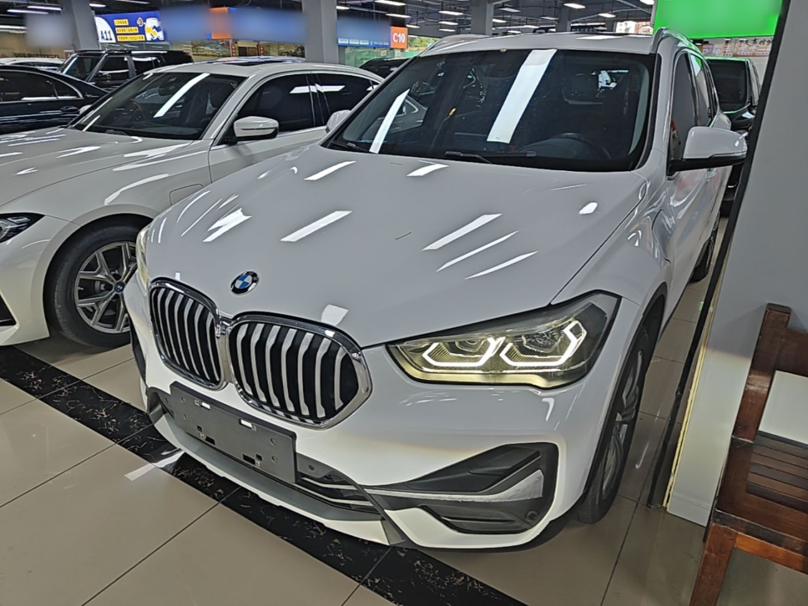 Unter der Vorderseite des Autos