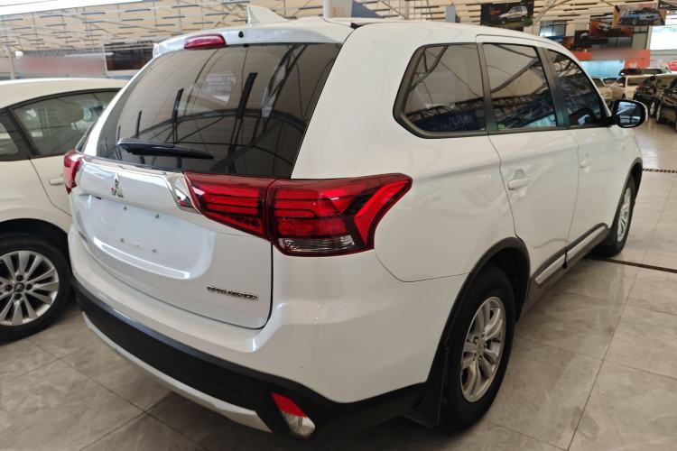 Used Mitsubishi Outlander 2018 2.0L Two-Wheel Drive Fashion Edition 5 Seats Rear Right 45 Deg