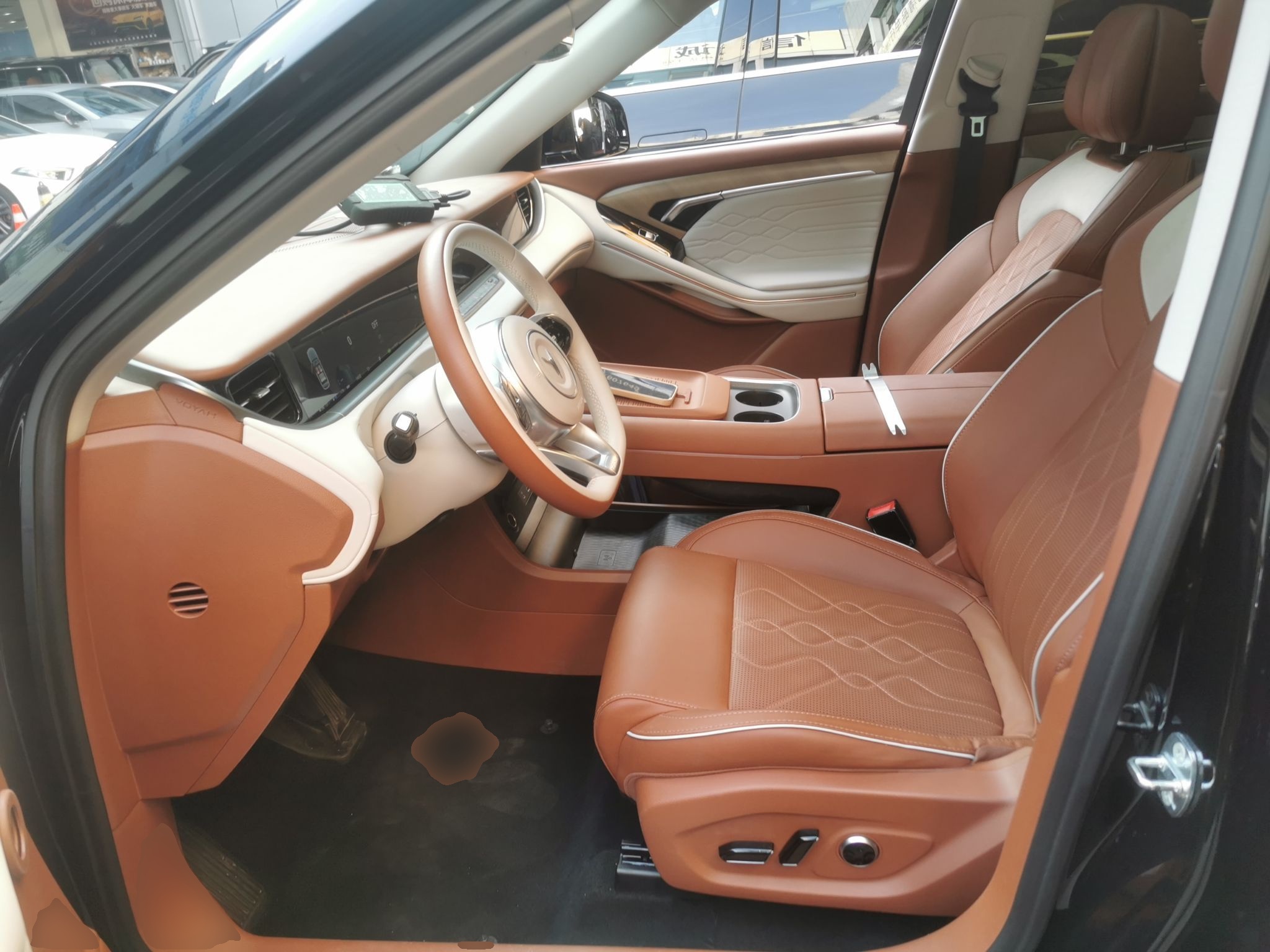 المقاعد الأمامية داخل السيارة