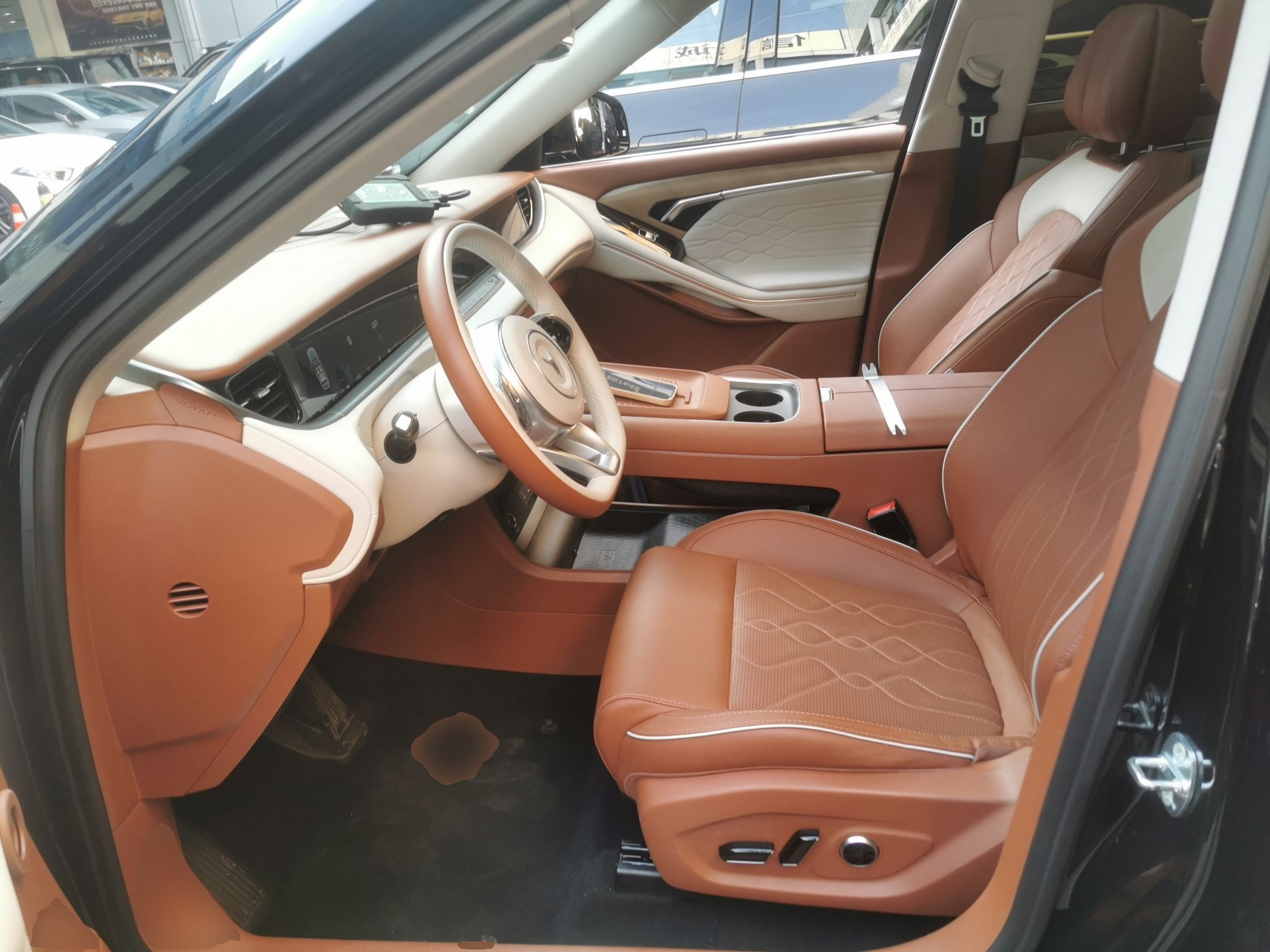 المقاعد الأمامية داخل السيارة