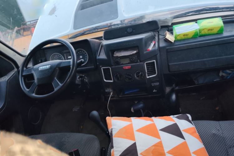 Used Iveco Daily 2020 2.5T A35 Passenger Van Single-Tire Mid-Roof Design 5-9 Seats China VI Emission Standard
