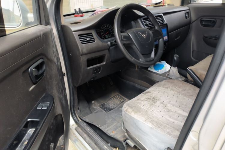 Used Wuling Rongguang V 2018 1.5L Standard Version
