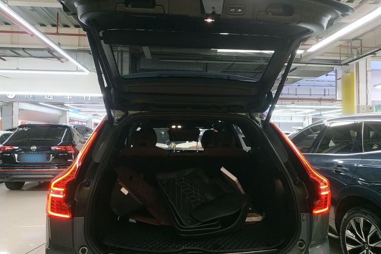 Used Volvo XC60 2023 B5 4x4 Smart Luxury Edition Trunk