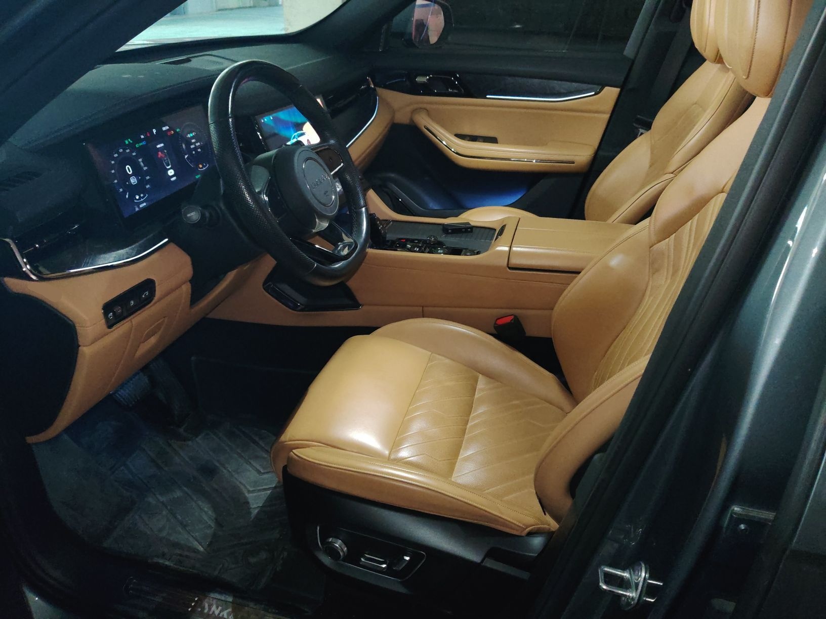 Переднее сиденье в автомобиле