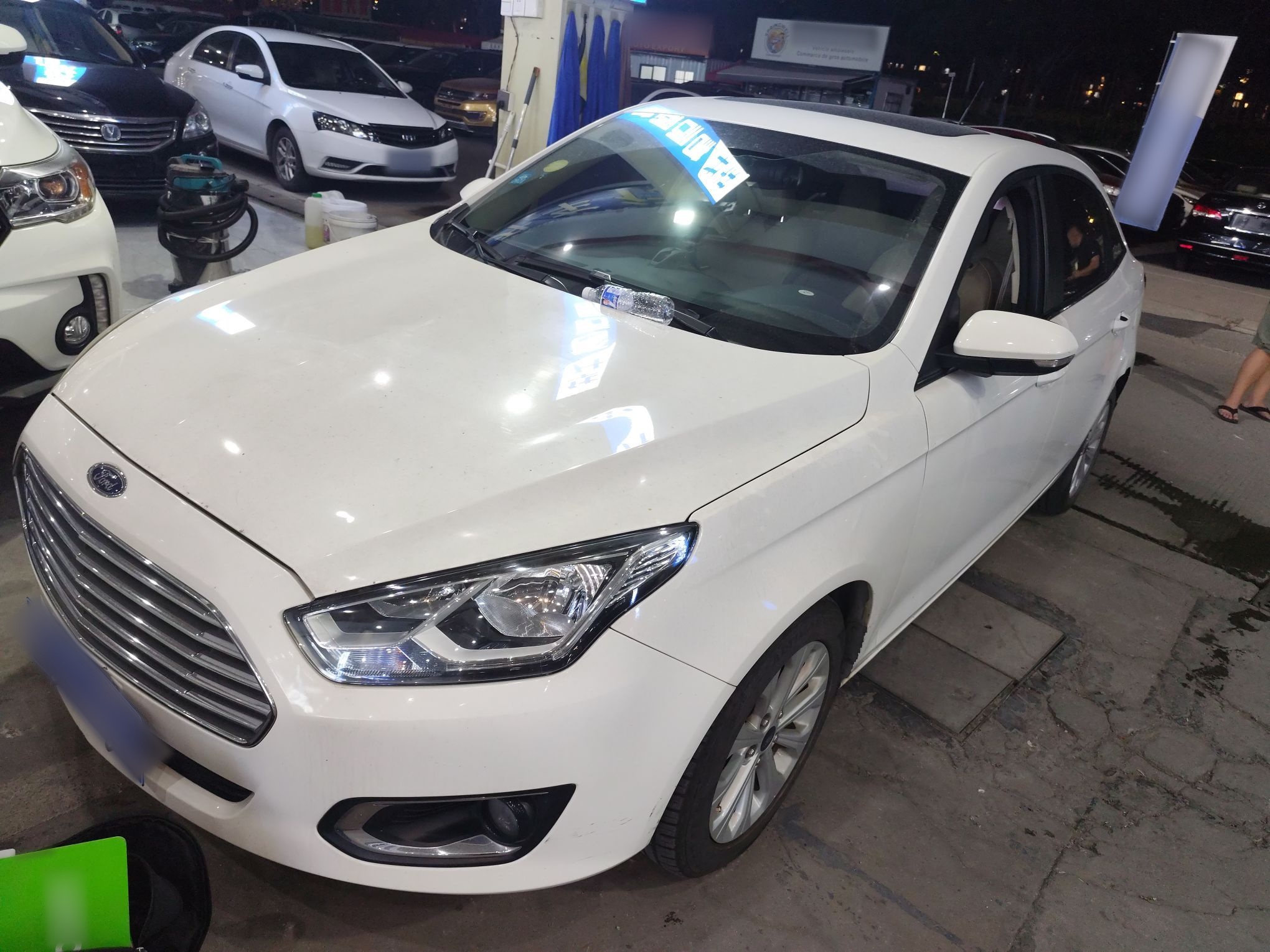 Под передней частью автомобиля