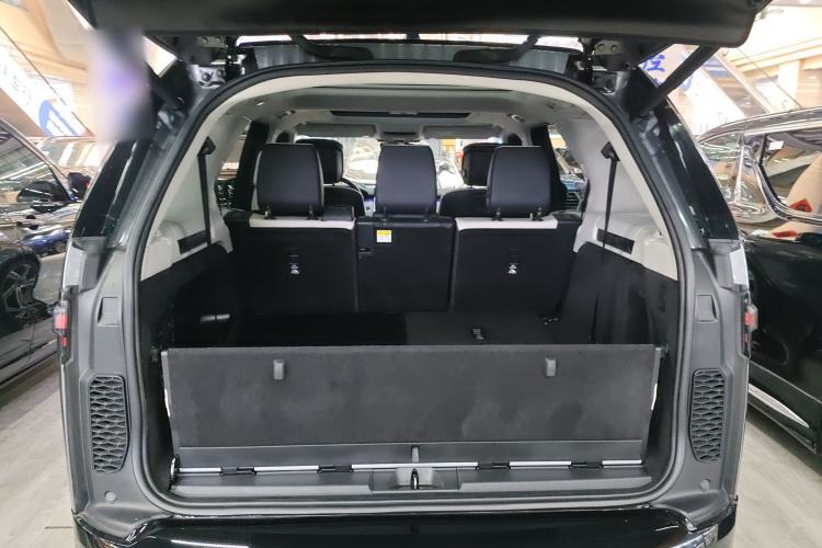 Used Land Rover Discovery 2021 360 PS R-Dynamic HSE Trunk