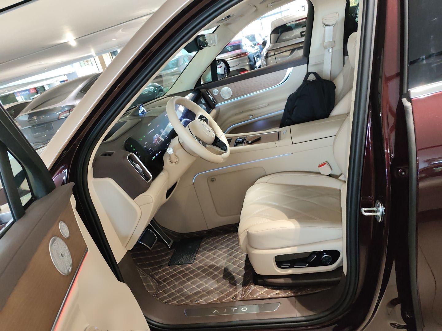 المقاعد الأمامية داخل السيارة