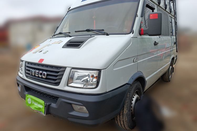 Used Iveco Daily 2020 2.5T A35 Passenger Van Single-Tire Mid-Roof Design 5-9 Seats with Sliding Side Door Meeting China V Emission Standards