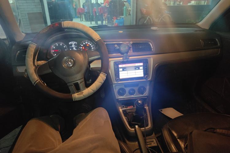 Used Volkswagen Lavida 2013 1.6L Manual Comfort Edition Center Console