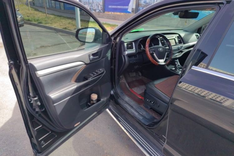 Used Toyota Highlander 2018 2.0T Two-Wheel-Drive Luxury Edition 7 Seats Emission Standard China V
