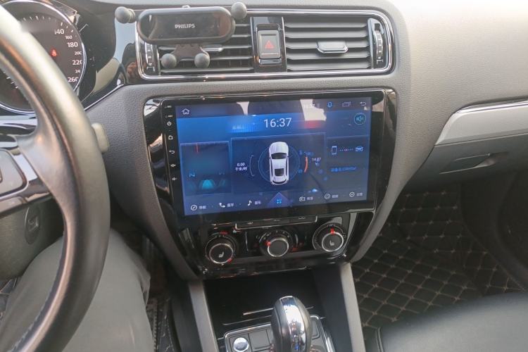 Used Volkswagen Sagitar 2018 1.6L Automatic Comfort Model Audio And AC Panel