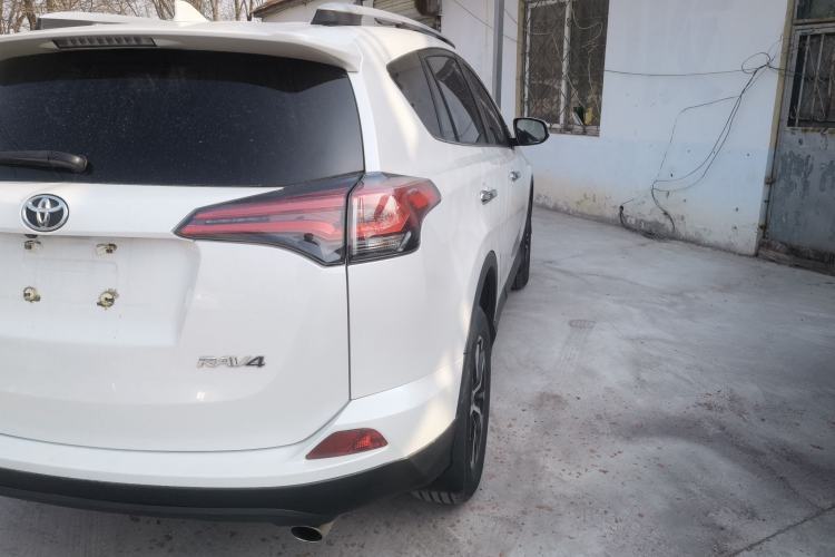 Used Toyota RAV4 2016 2.0L CVT Two-Wheel Drive Fashion Edition China V Standard Exterior 3