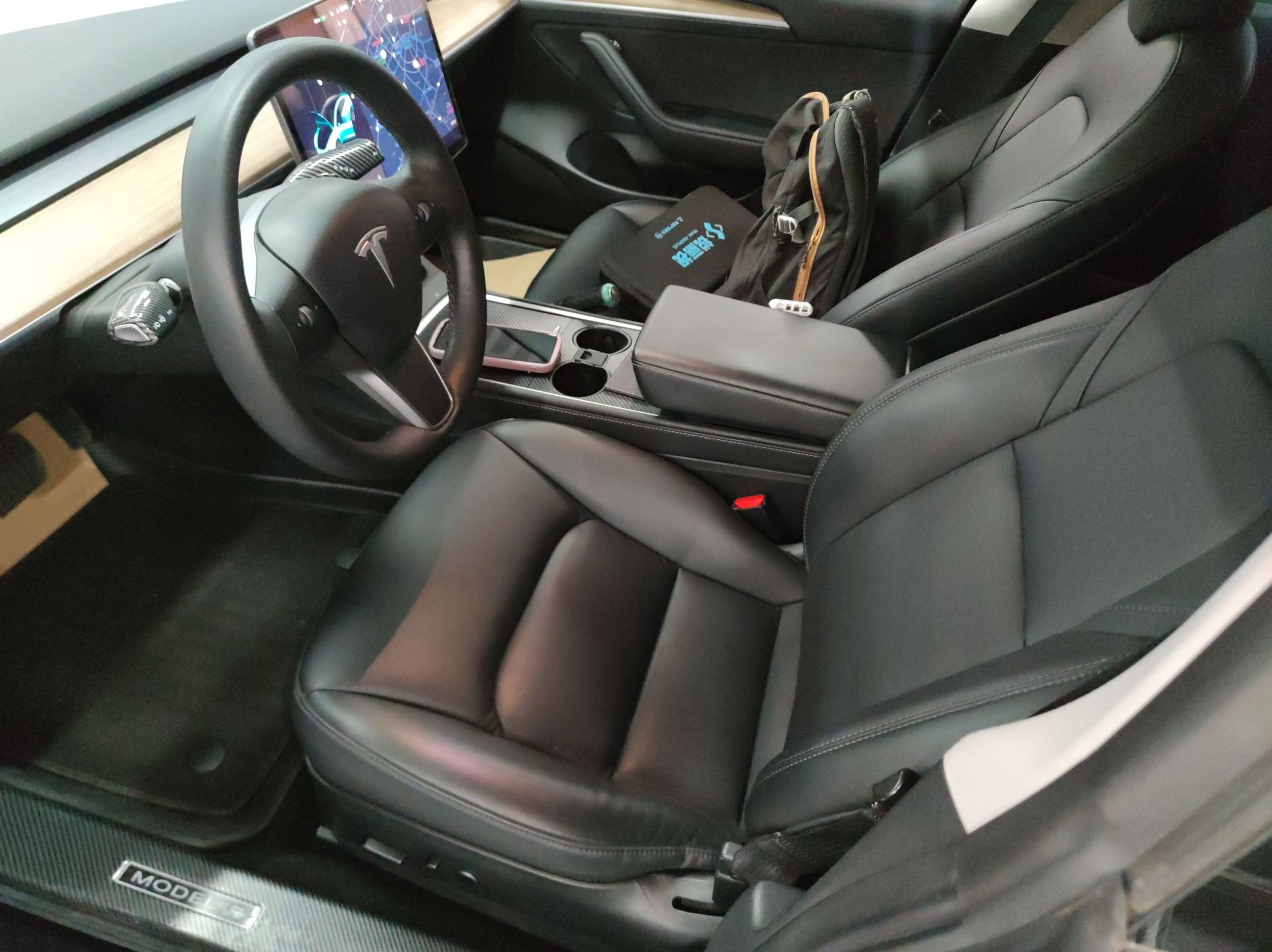 المقاعد الأمامية داخل السيارة