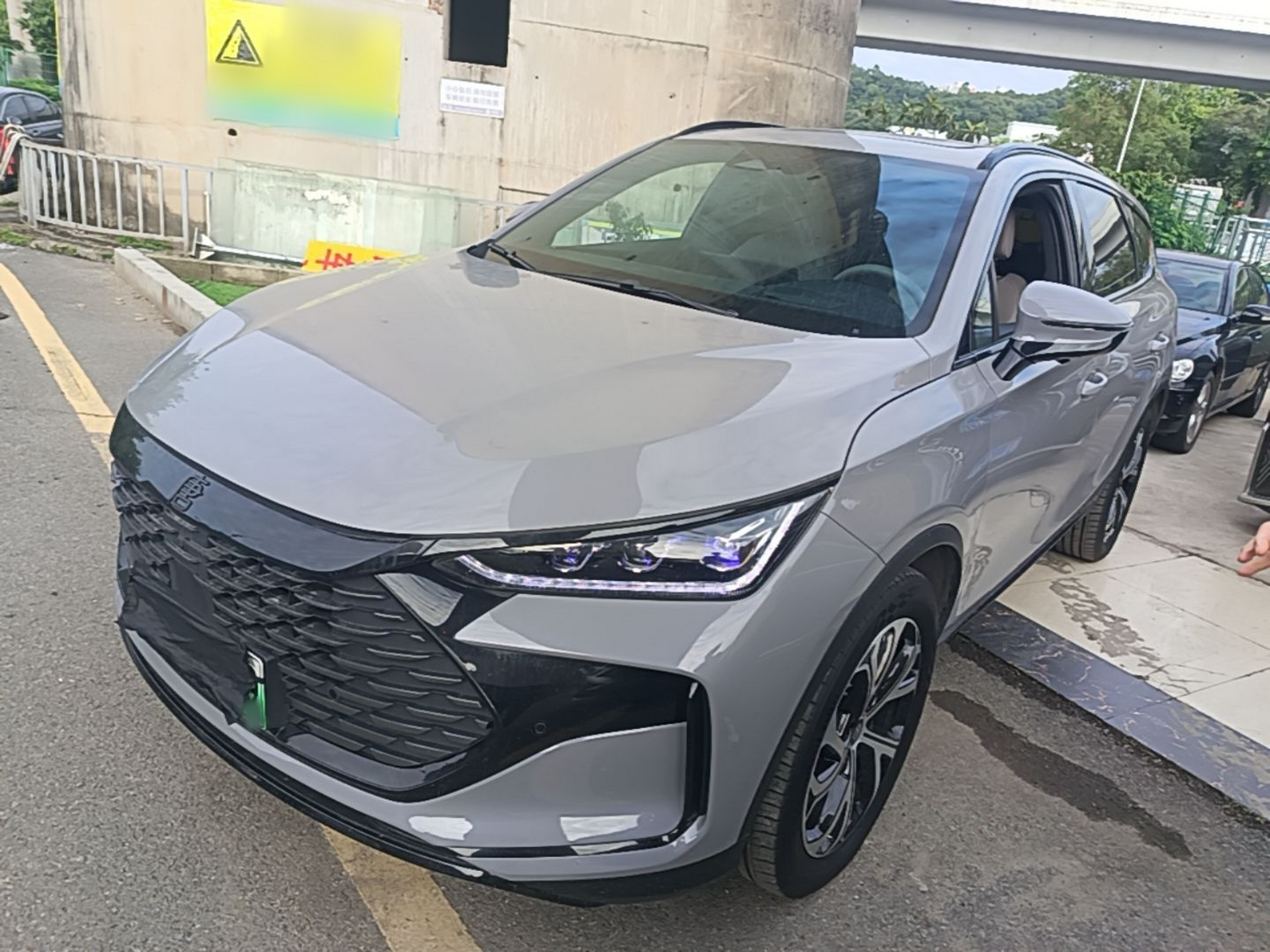 Под передней частью автомобиля