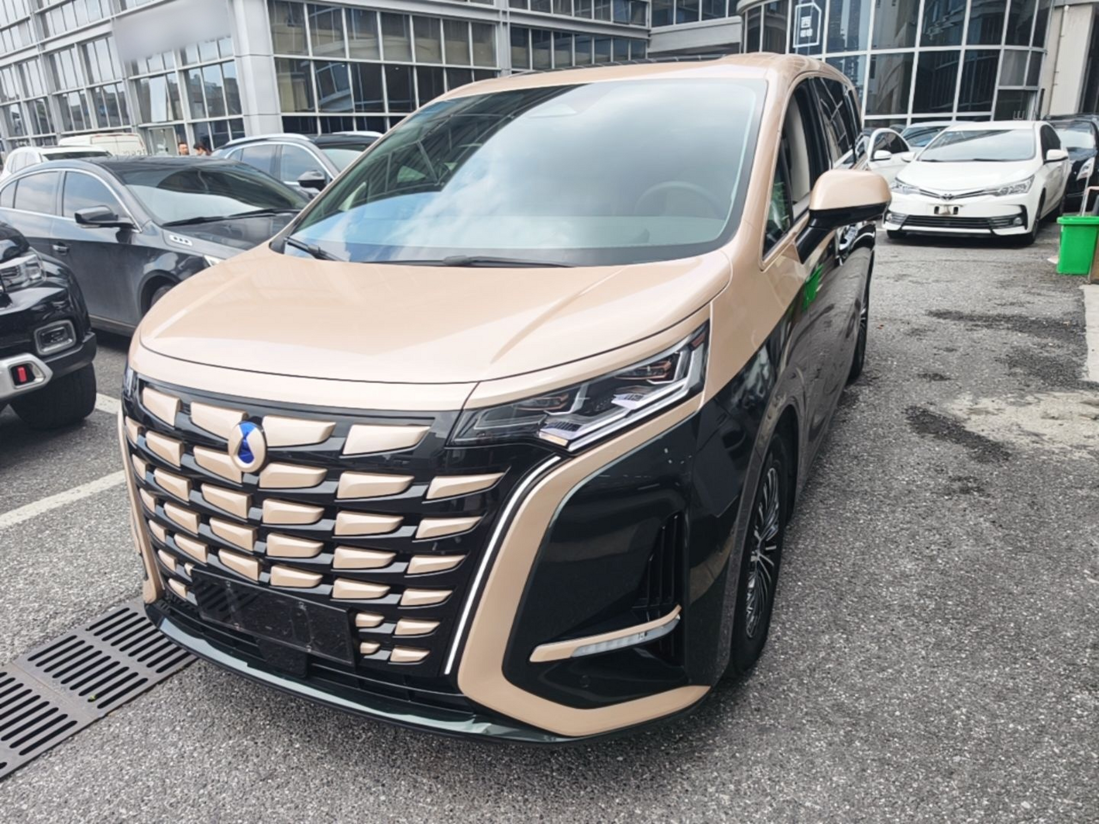 Под передней частью автомобиля