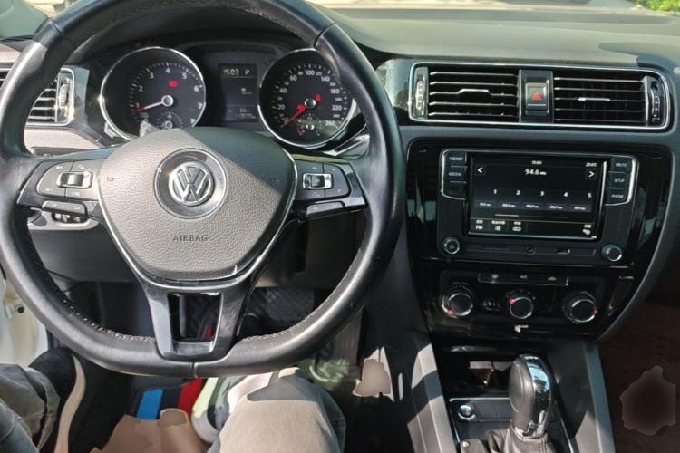 Used Volkswagen Sagitar 2017 230TSI Automatic Comfort Version Center Console