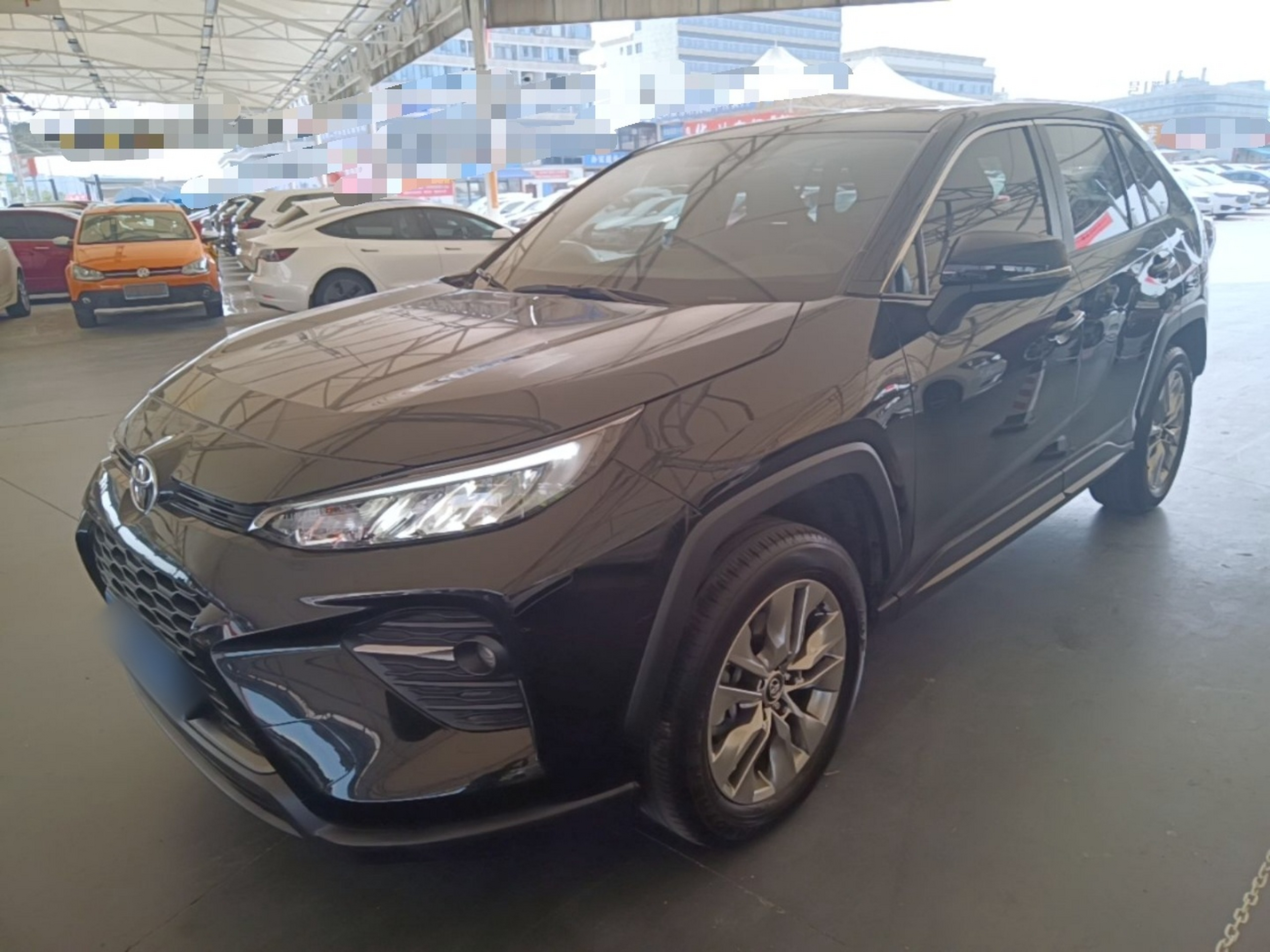 Под передней частью автомобиля