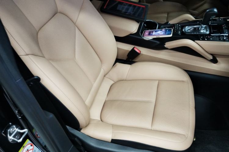 Used Porsche Cayenne 2014 Cayenne Platinum Edition 3.0T Right Front Seat