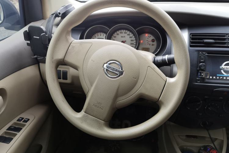 Used Nissan Livina 2010 Jingyue Edition 1.6L Manual All-Around Model
