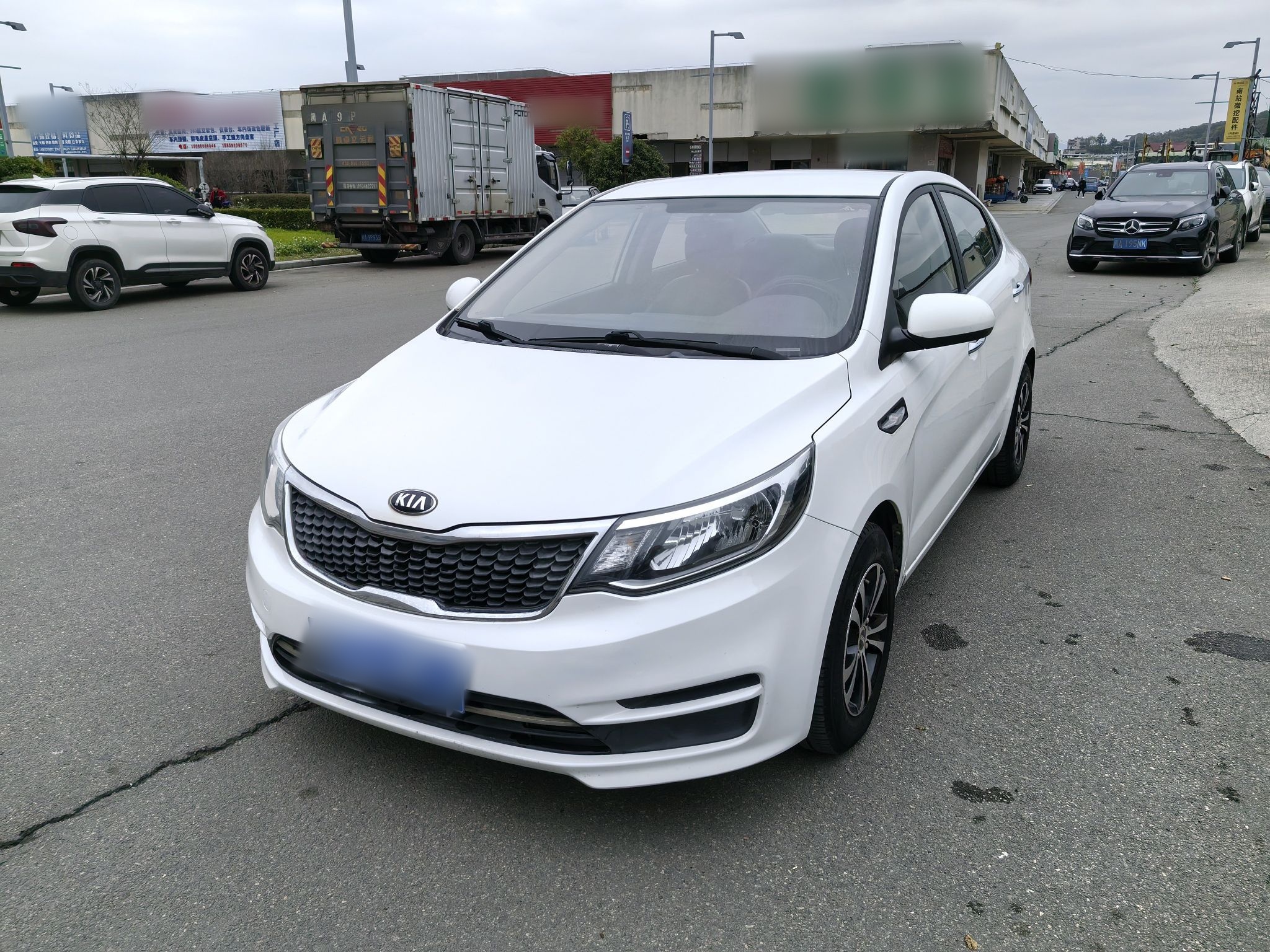 Под передней частью автомобиля