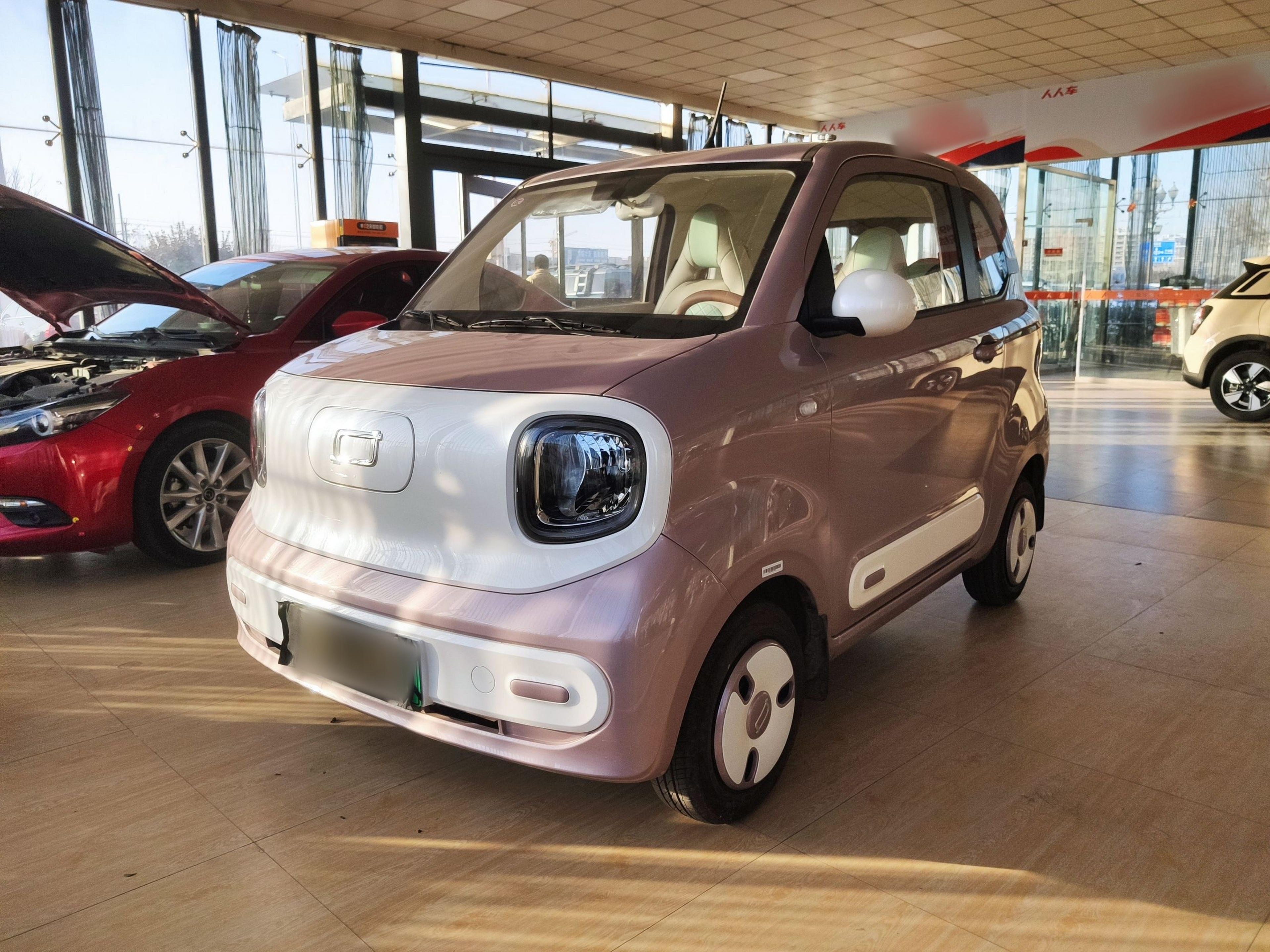 تحت مقدمة السيارة