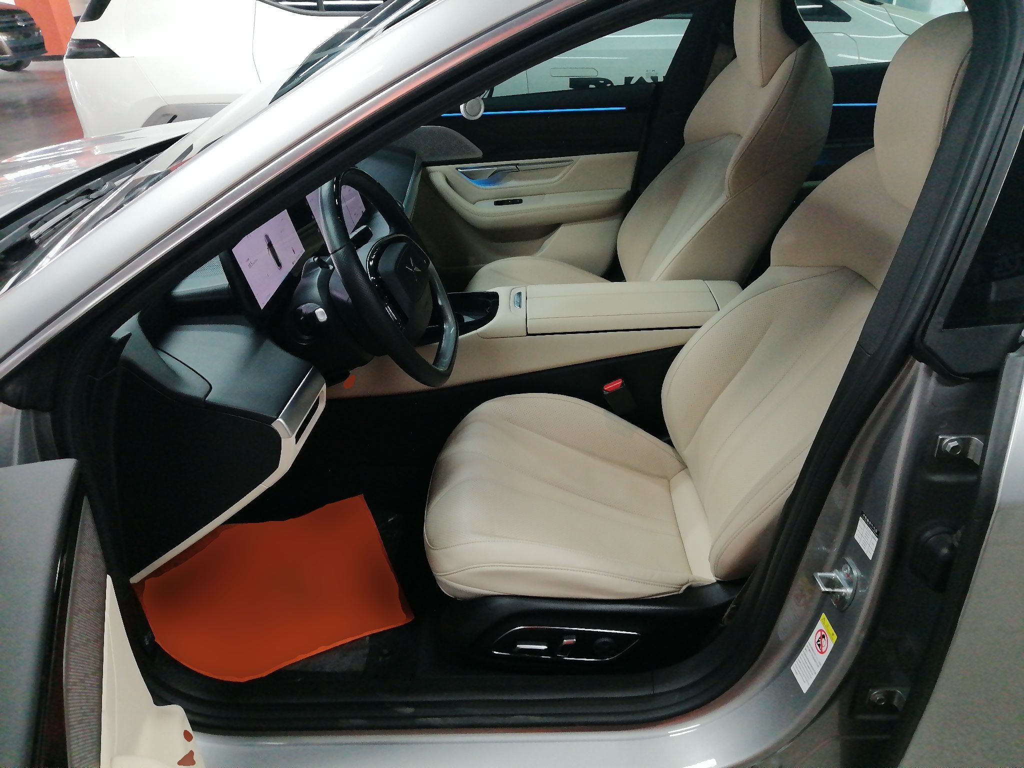 المقاعد الأمامية داخل السيارة