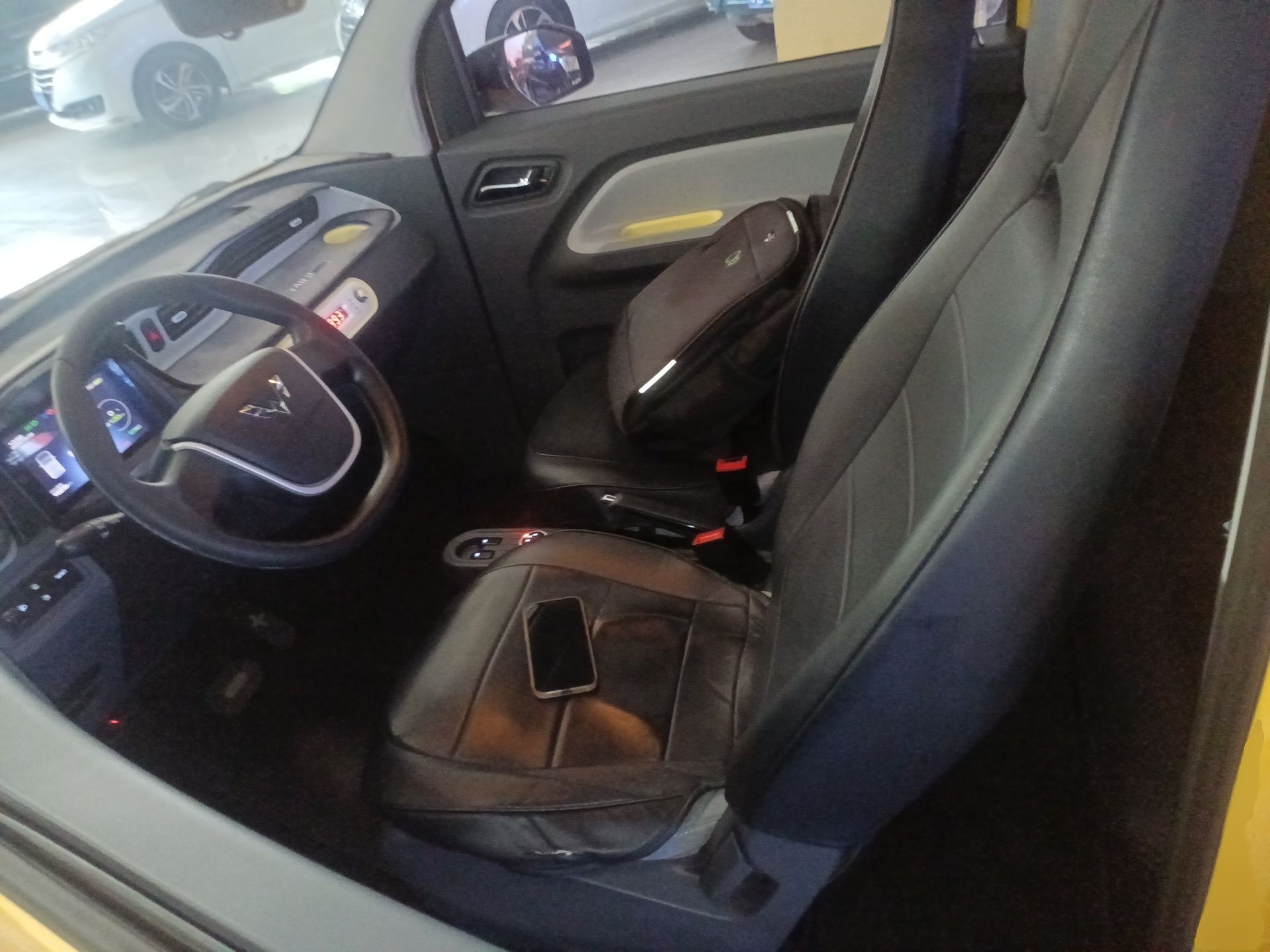 المقاعد الأمامية داخل السيارة