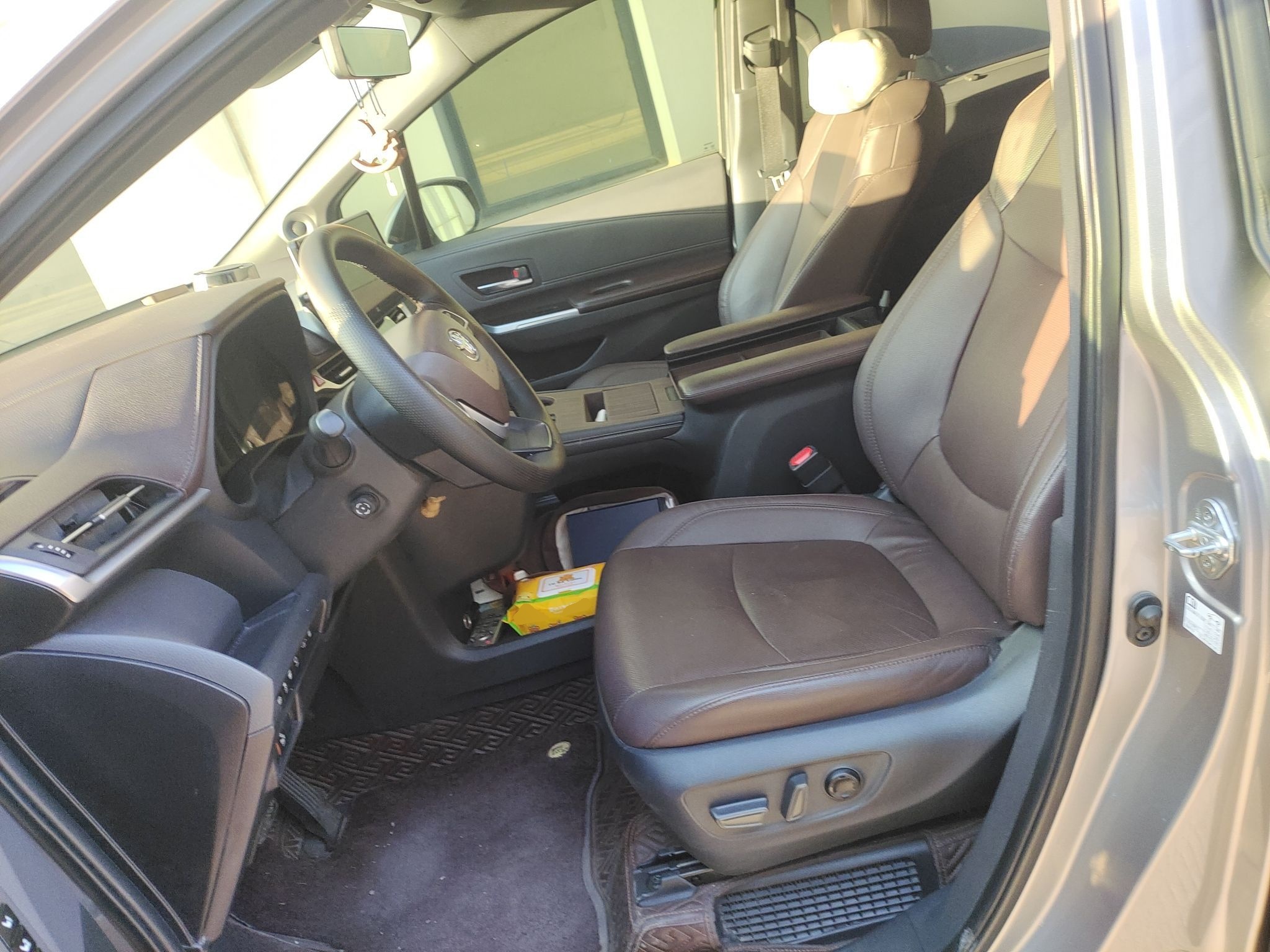 Переднее сиденье в автомобиле