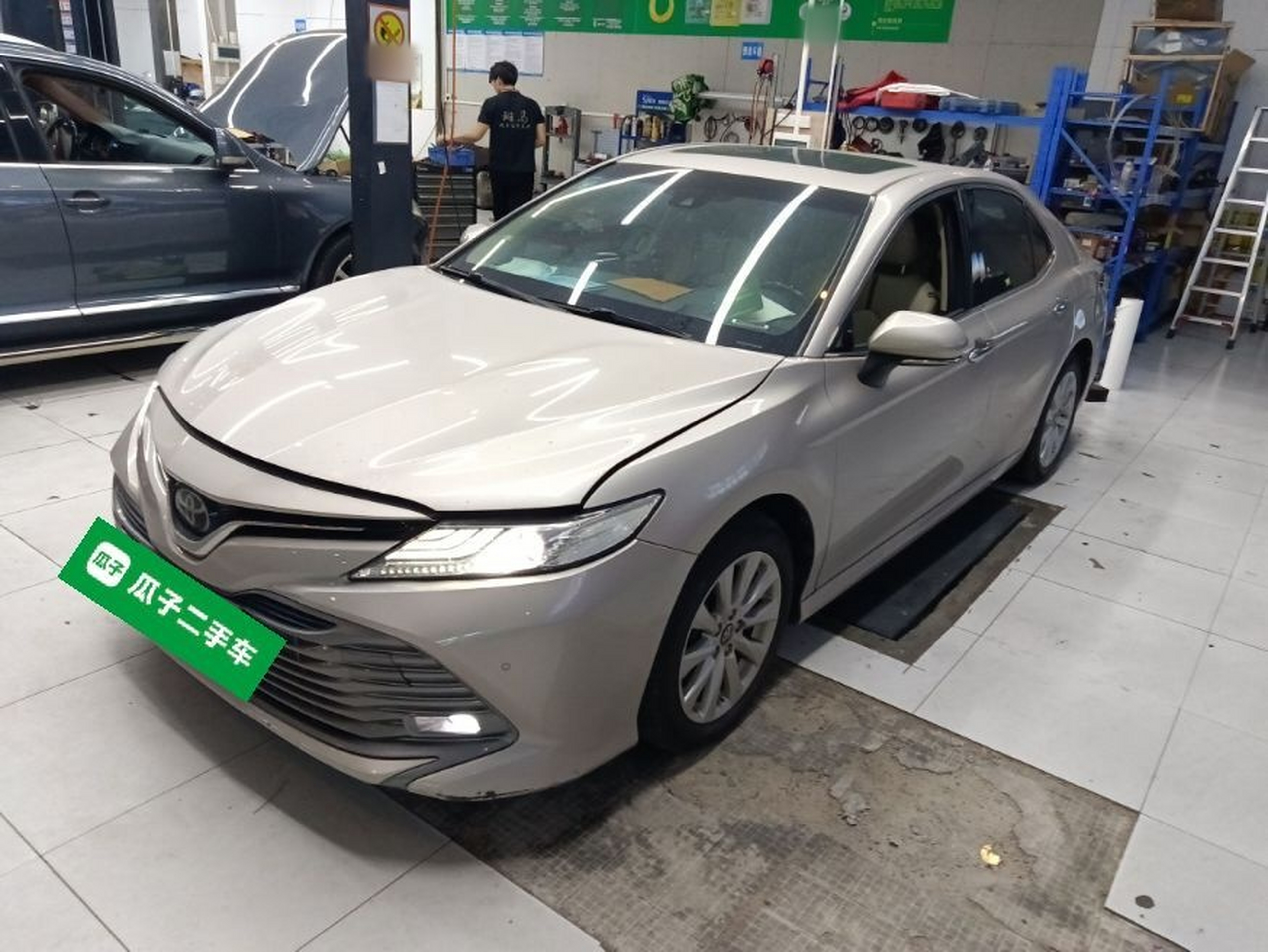 تحت مقدمة السيارة