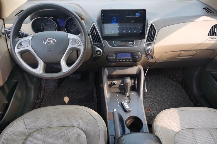 Used Hyundai ix35 2012 2.0L Automatic Two-Wheel Drive Elite Edition GLS Center Console
