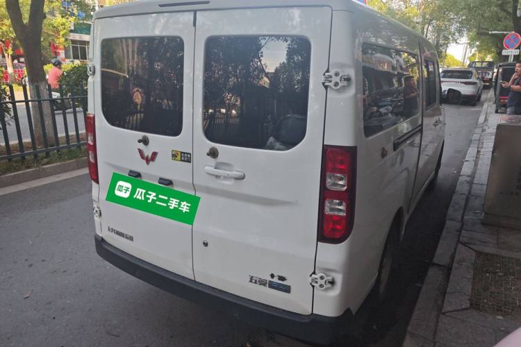 Used Wuling Yangguang 2024 300km Comfort-Grade Passenger Van 60kW
