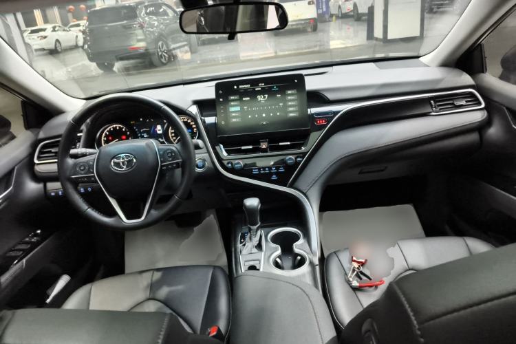 Used Toyota Camry 2023 2.0G Luxury Edition Center Console