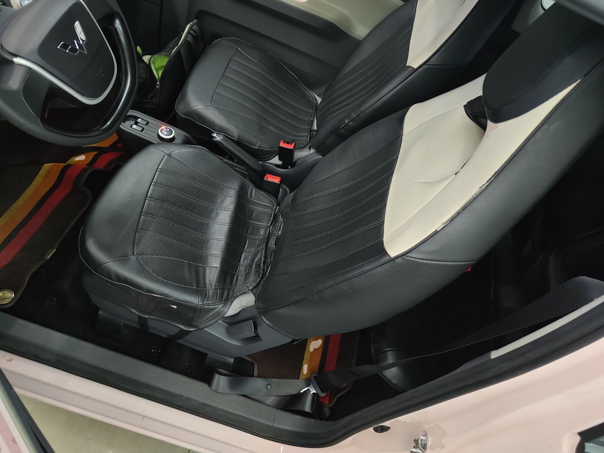 المقاعد الأمامية داخل السيارة