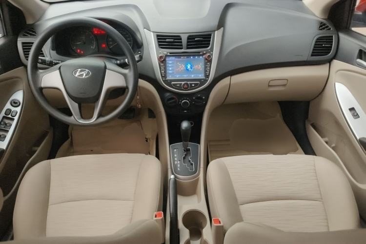 Used Hyundai Verna (older generation) 2014 1.4L Automatic Smart GLS Center Console