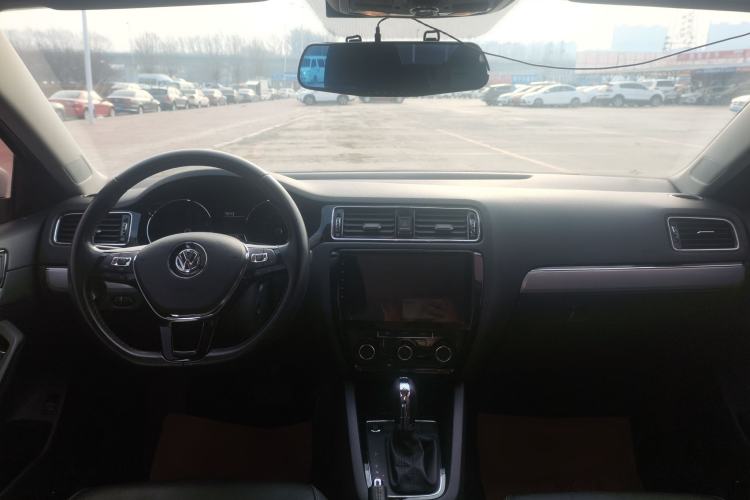 Used Volkswagen Sagitar 2017 230TSI Automatic Comfort Version
