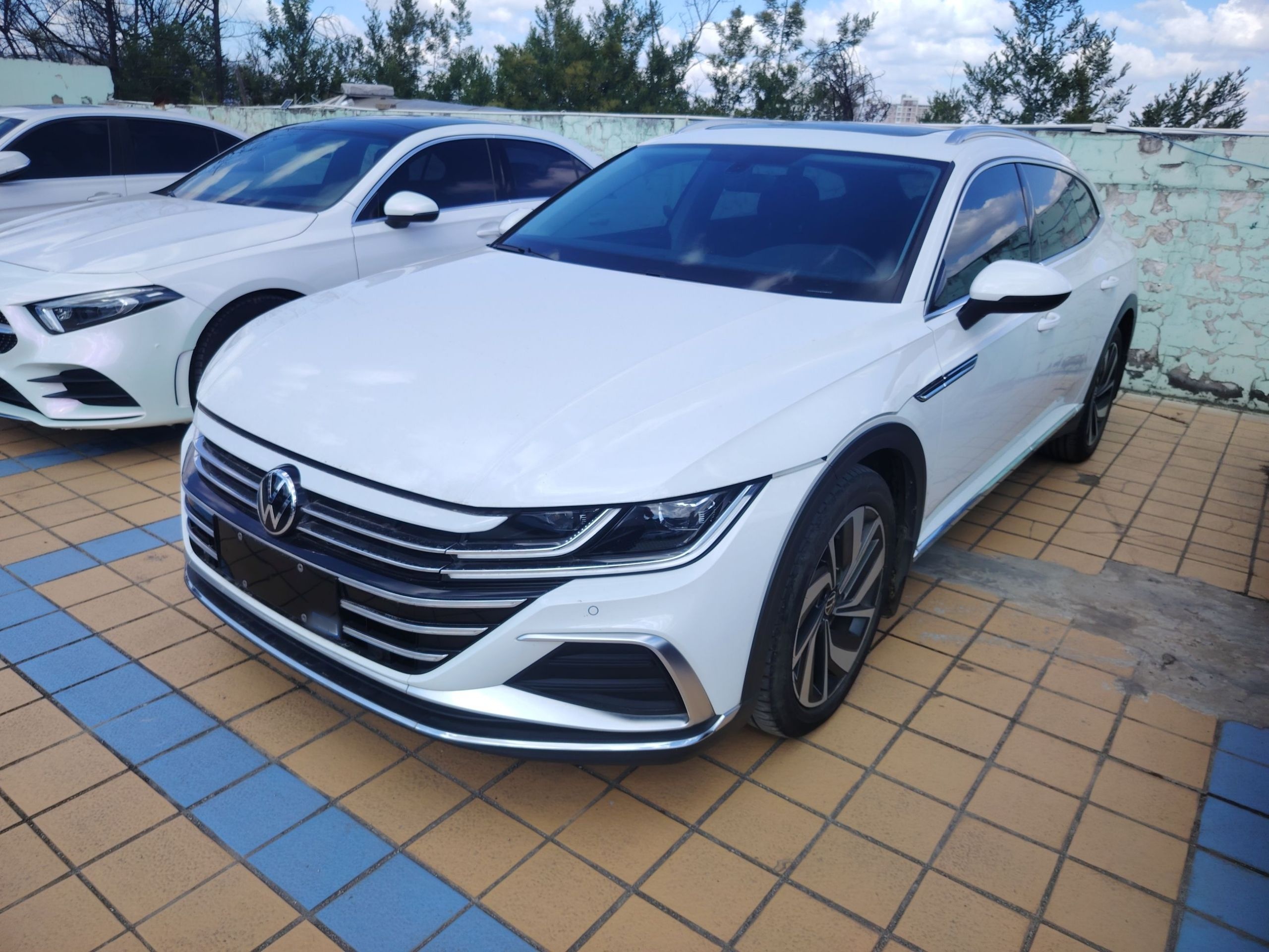 Под передней частью автомобиля