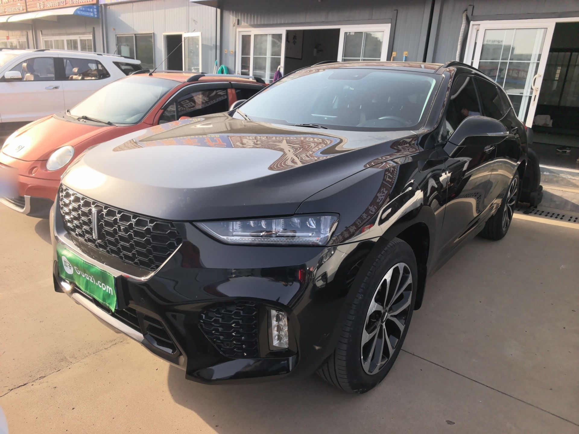 Под передней частью автомобиля